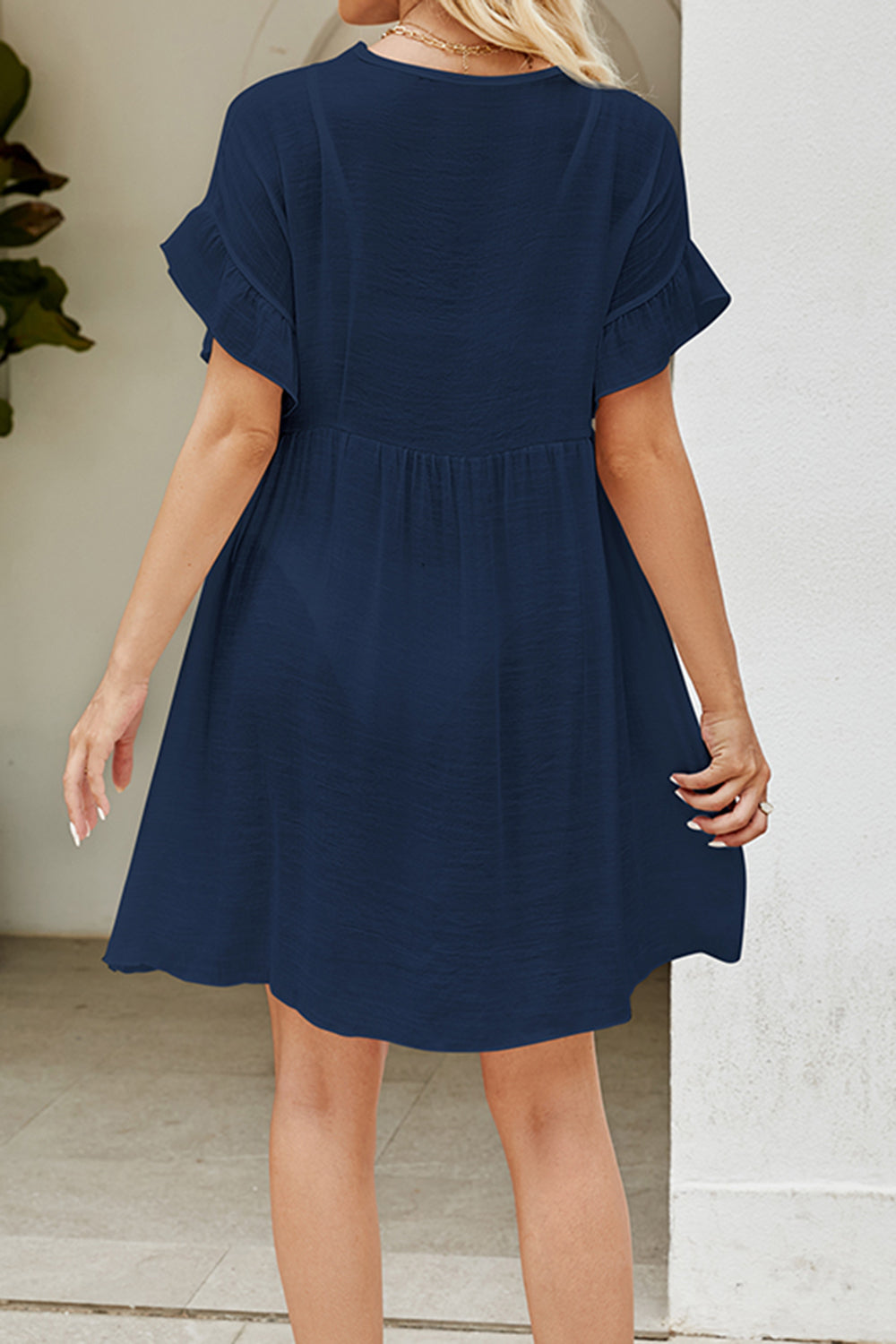 Überwurfkleid mit V-Ausschnitt und Volantärmeln